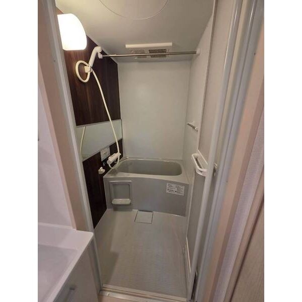 浴室乾燥機を備えた、バストイレ別の浴室です。