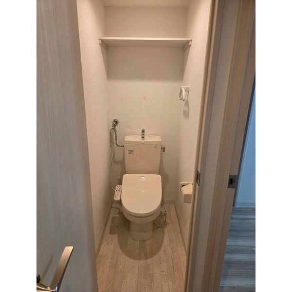 バスルームと独立した、温水洗浄便座付きトイレです。