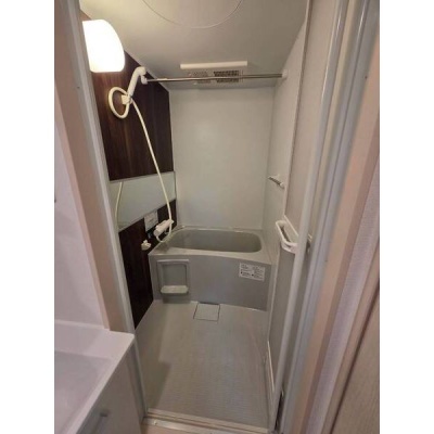 浴室乾燥機を備えた、バストイレ別の浴室です。
