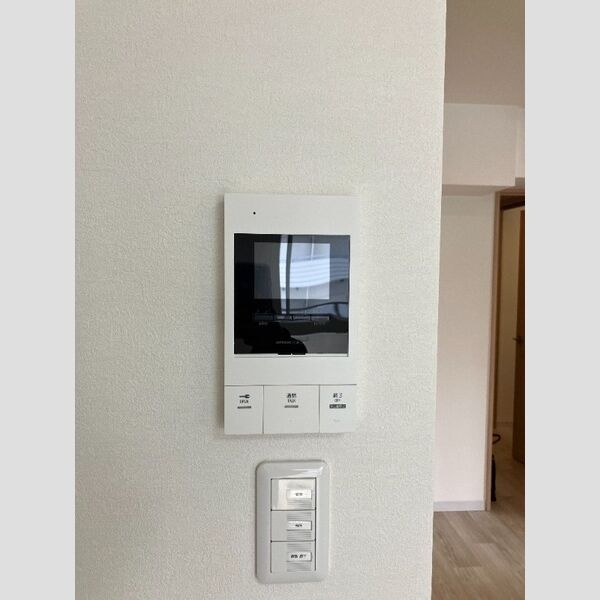 来訪者を画面で確認できるモニター付きインターホン。