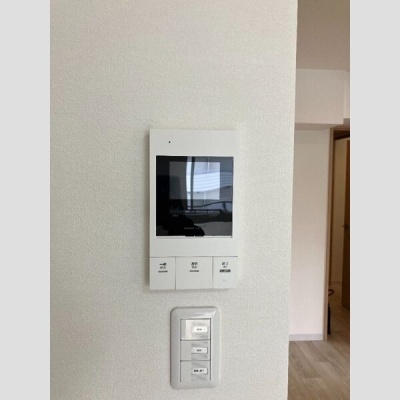 来訪者を画面で確認できるモニター付きインターホン。
