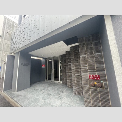 落ち着いたタイル調の建物エントランス。オートロックを備えています。