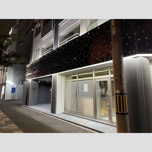 夜のエントランス外観。照明のある建物入口です。