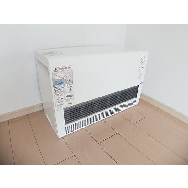 室内に設置された電気暖房機。