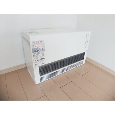 室内に設置された電気暖房機。