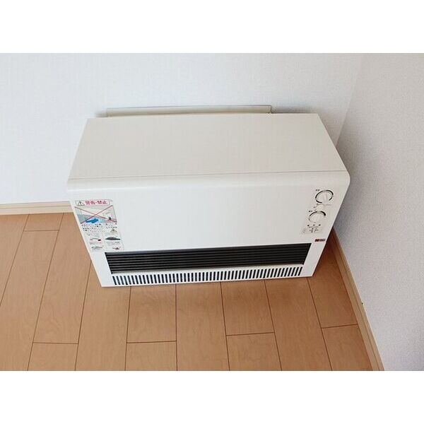 室内に設置された電気暖房機。