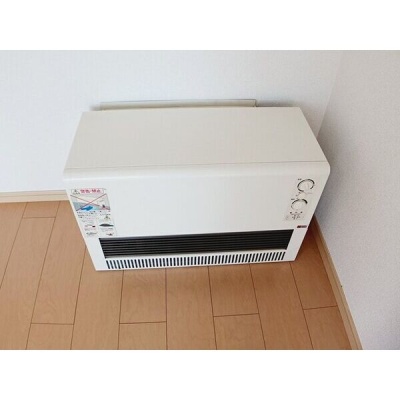 室内に設置された電気暖房機。