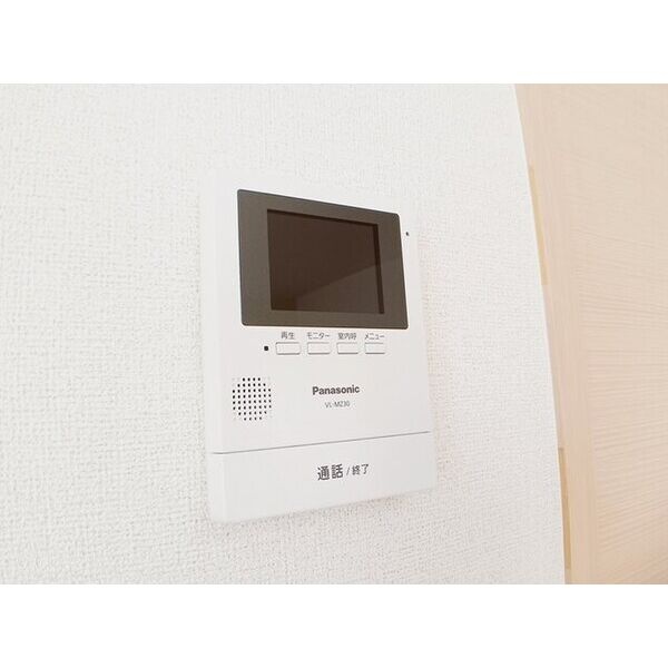 来訪者を画面で確認できるモニター付きインターホン。