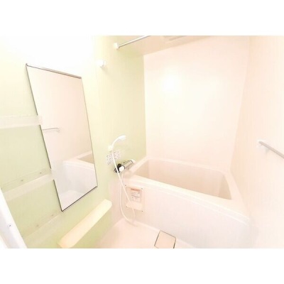 鏡とシャワーを備えた浴室。ゆっくり入浴できるバス・トイレ別のお部屋です。