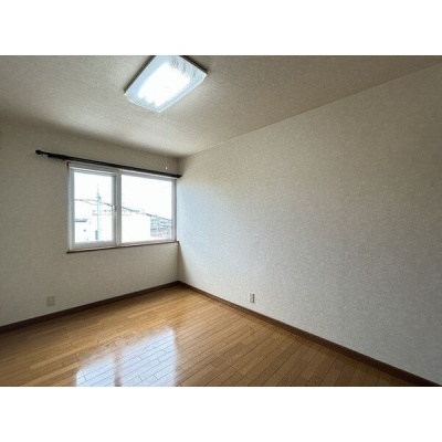 洋室の窓側。寝室や子ども部屋など暮らしに合わせて使えます。