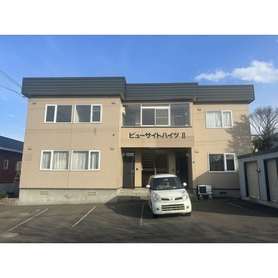 建物を別の角度から。落ち着いた色合いの外観です。