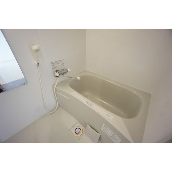 窓のある浴室。浴槽と洗い場を備えた、トイレとは別の空間です。