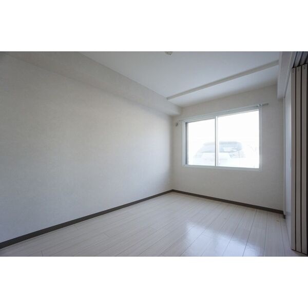 洋室の窓側。寝室や仕事部屋など用途に合わせて使えます。