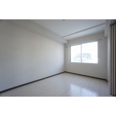 洋室の窓側。寝室や仕事部屋など用途に合わせて使えます。