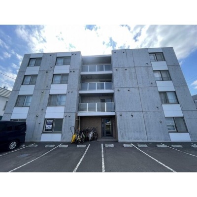 建物正面と敷地内駐車場の様子。駐車場は月額11,000円です。