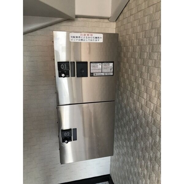 共用部の宅配BOX。不在時の荷物受け取りに便利です。