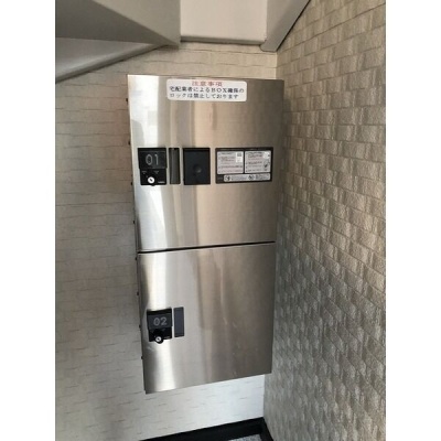 共用部の宅配BOX。不在時の荷物受け取りに便利です。