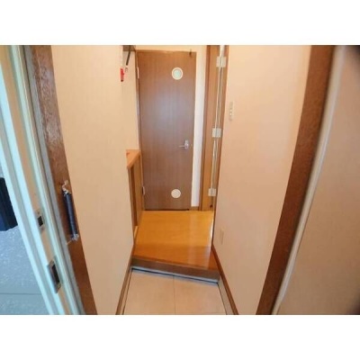 玄関から室内へ。靴を整理できる収納があります。