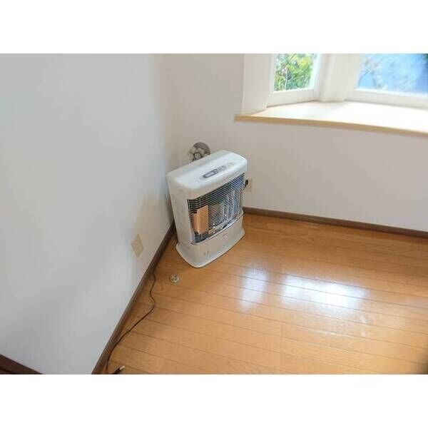 居間に設置された暖房機です。