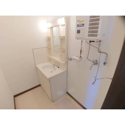 独立洗面台と室内洗濯機置場を備えています。