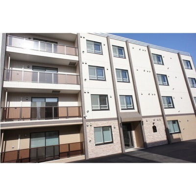 バルコニーと建物入口側を写した外観。