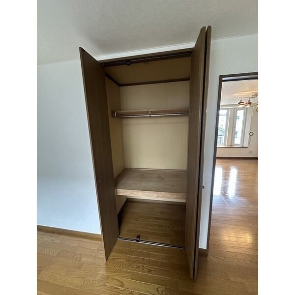 もう一方の洋室にも収納を備えています。