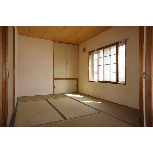 畳敷きの和室6帖。押入を備えています。