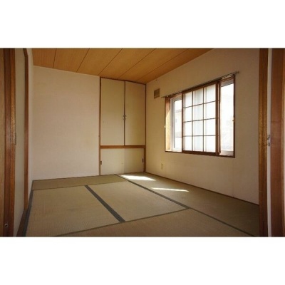 畳敷きの和室6帖。押入を備えています。