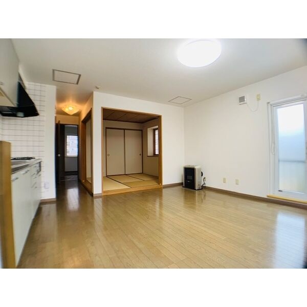 LDKを別角度から。窓と隣接するお部屋への動線をご確認いただけます