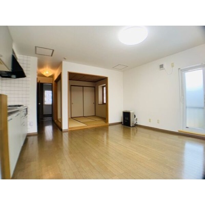 LDKを別角度から。窓と隣接するお部屋への動線をご確認いただけます