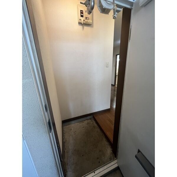 室内の玄関。靴の脱ぎ履きをするスペースです。