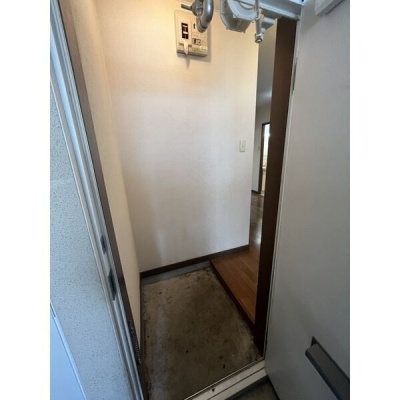 室内の玄関。靴の脱ぎ履きをするスペースです。