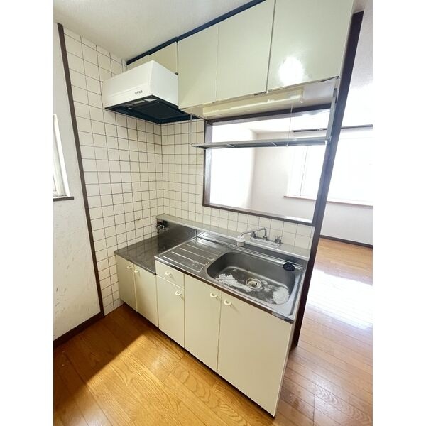3帖のキッチン。作業台と吊戸棚を備えています。