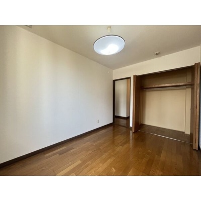 洋室5.6帖。寝室や仕事部屋にも使いやすい一室です。