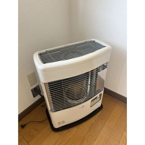 リビングに設置された灯油暖房です。