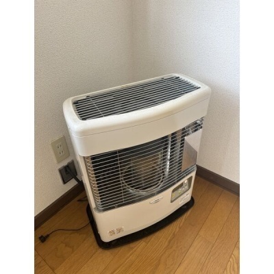 リビングに設置された灯油暖房です。