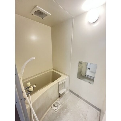 浴室。浴槽でゆっくり過ごせるバス・トイレ別です。