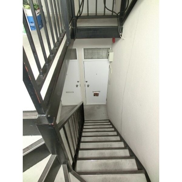 建物内の共用階段。住戸へはこちらから上がります。