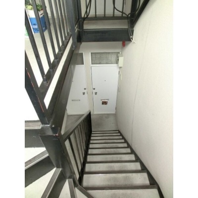 建物内の共用階段。住戸へはこちらから上がります。