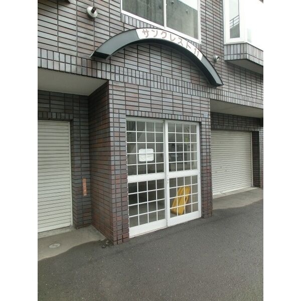 建物のエントランス。アーチ形の庇が目印です。