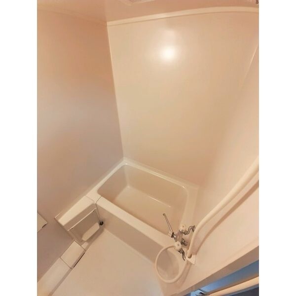 浴室。バス・トイレ別でゆっくり入浴できます。