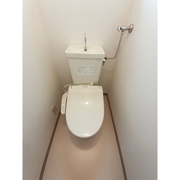 温水洗浄便座付きのトイレ。浴室から独立しています。