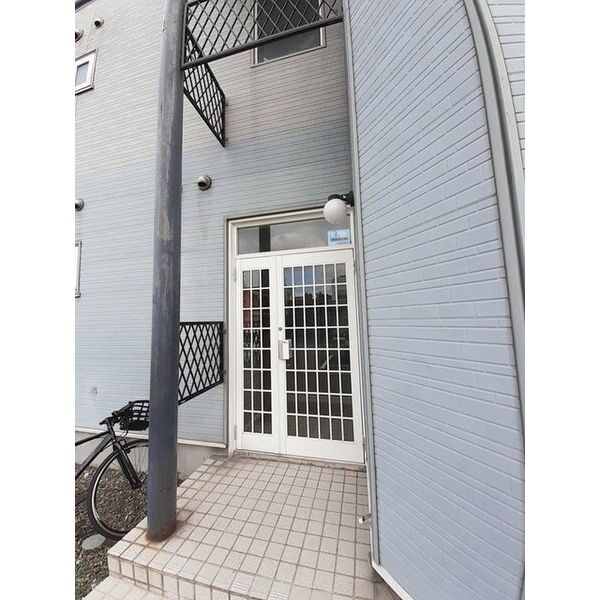 建物エントランス。屋根のある入口です。