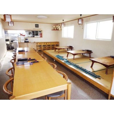 　　店　内　（　玄関側より　）