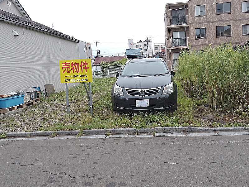 両面道路の南面🔴市道に5.4ｍ接道
並列2台駐車可❣　東側隣接：更地　
西側隣接：平屋建て専用住宅