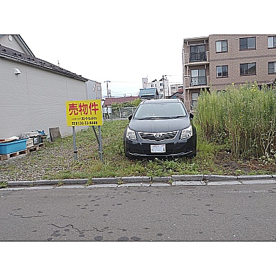 両面道路の南面🔴市道に5.4ｍ接道
並列2台駐車可❣　東側隣接：更地　
西側隣接：平屋建て専用住宅