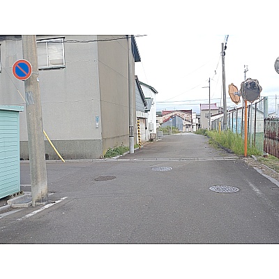 右側ミラー・丁字路を　左折して約100ｍ先まで　直進です
