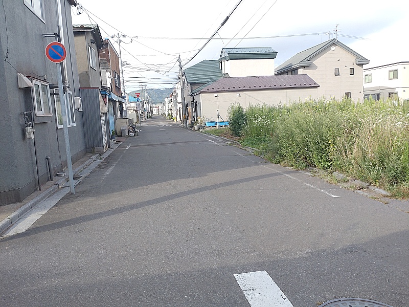 左折して　約100ｍ直進し・右手　🔴新川町土地