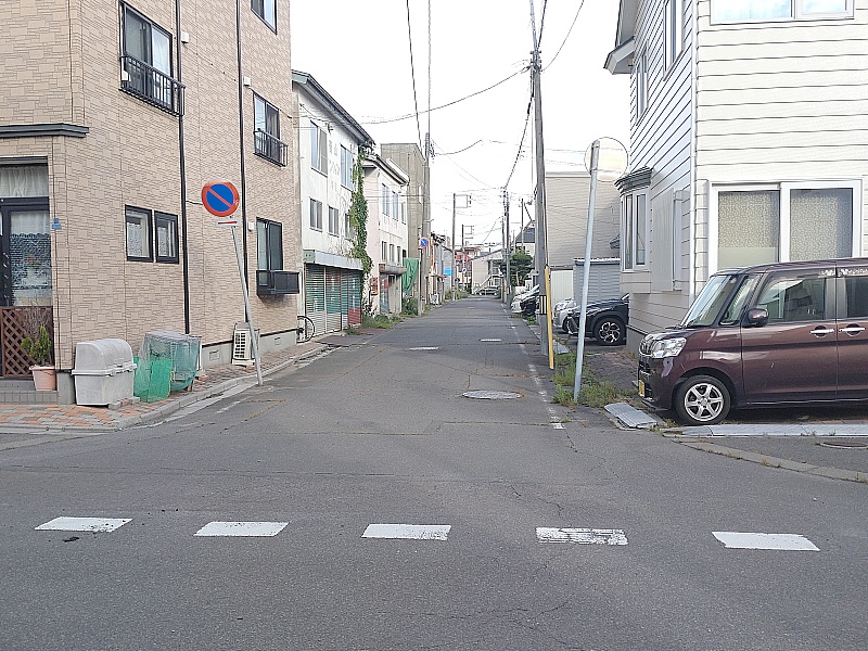 「矢印看板」を直進通過し、右側専用住宅3戸目を　右折して直進