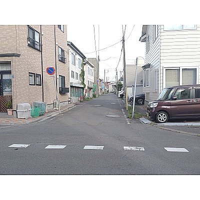 「矢印看板」を直進通過し、右側専用住宅3戸目を　右折して直進